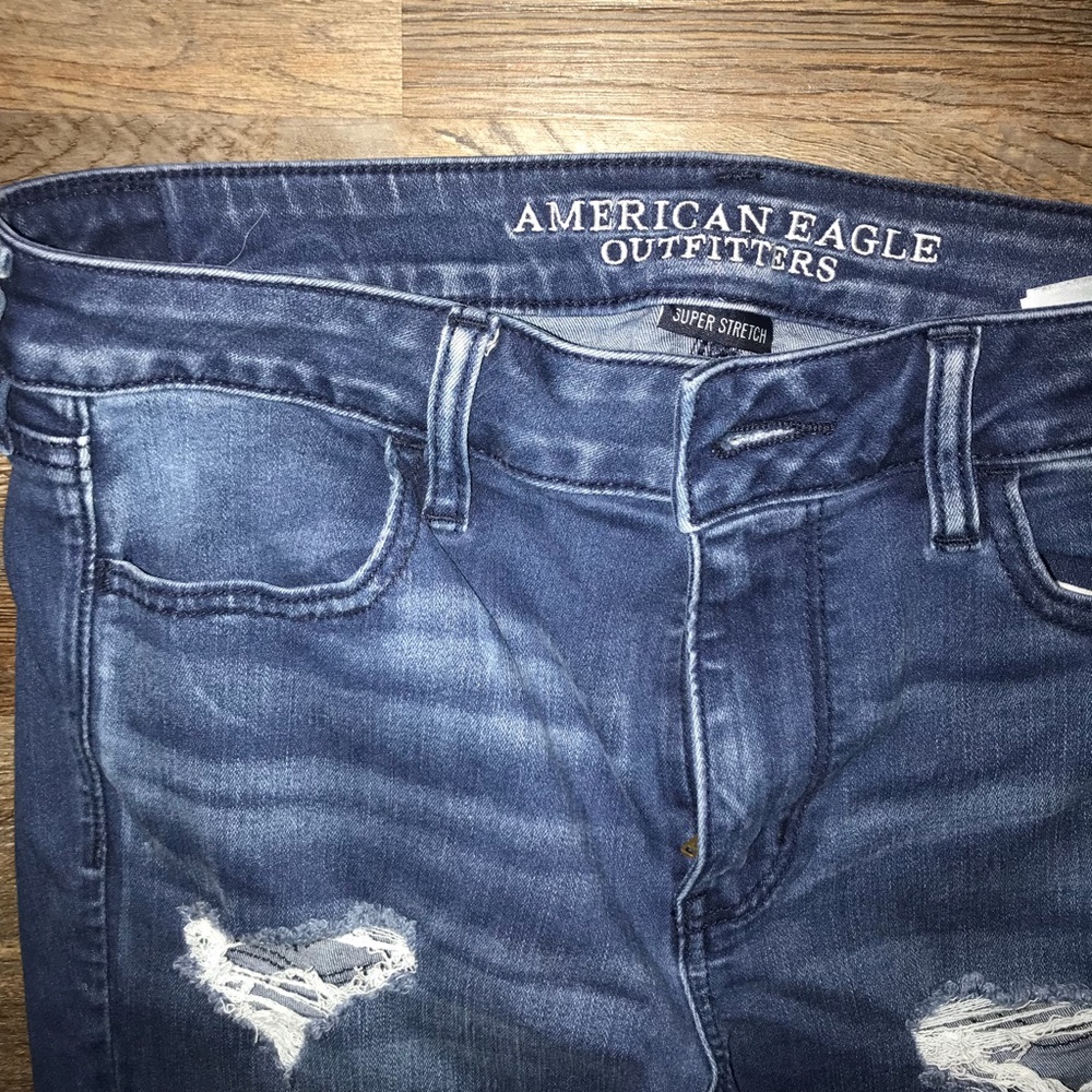 AMERICAN EAGLE RIPPED SKINNY JEANS